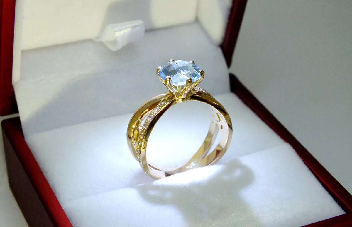 Ring med lyseblå sten