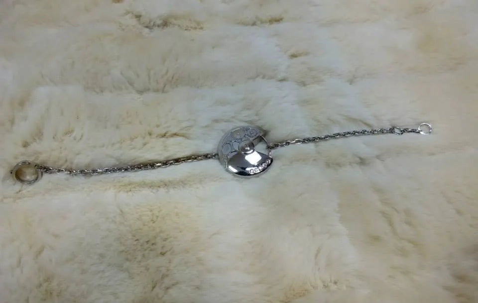 Armbånd med rund lys detalje — en anden vinkel