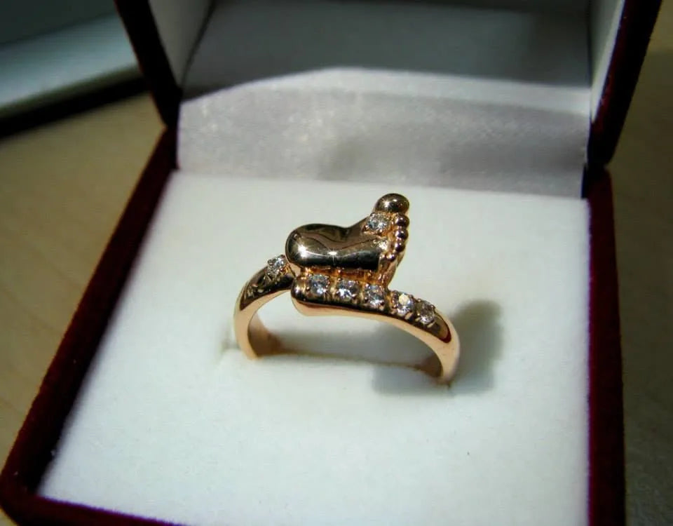 Ring med en lille modelleret fod