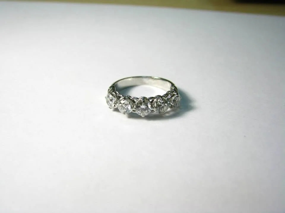 Ring med mange små sten