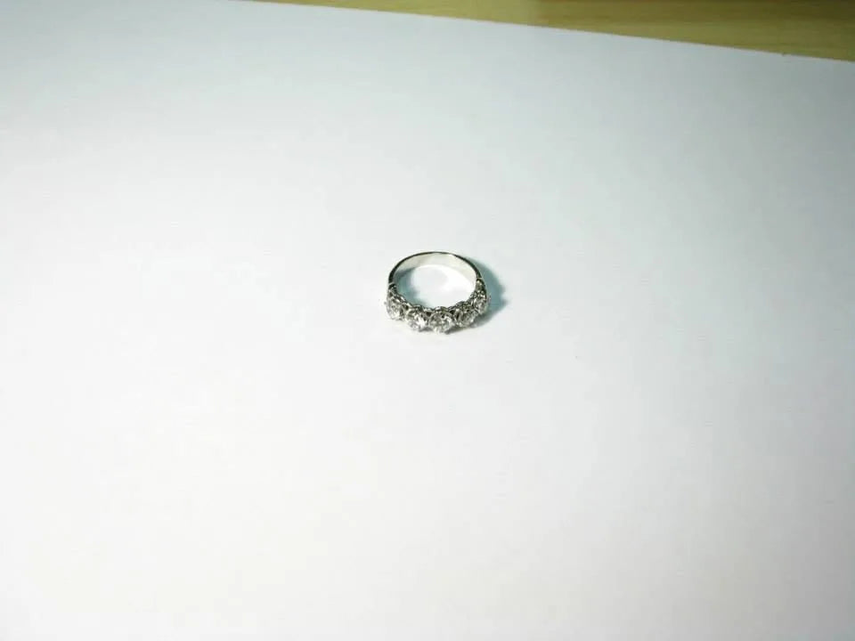 Ring med mange små sten — en anden vinkel