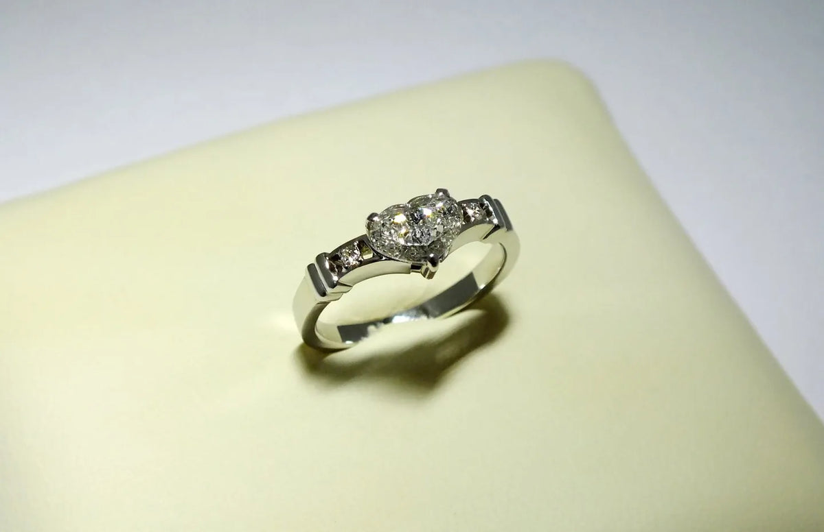 Ring med kantet indfatning