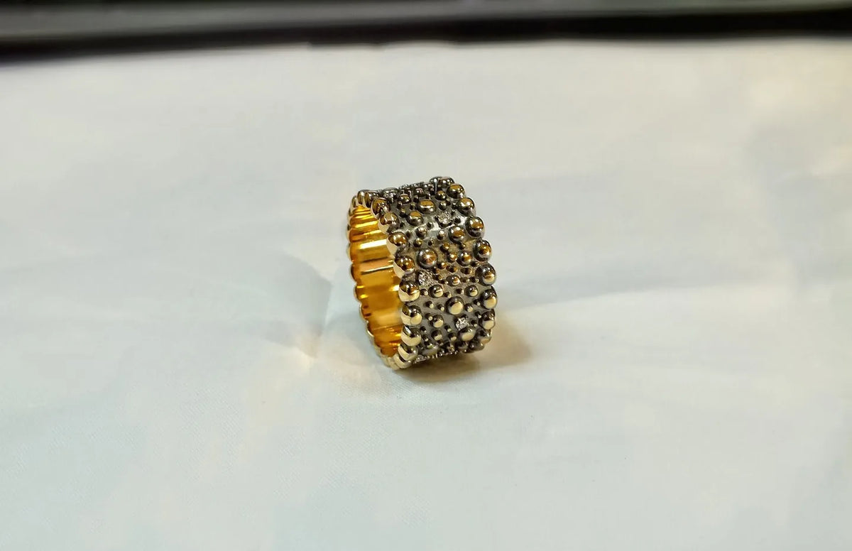 Bred ring med tæt struktur