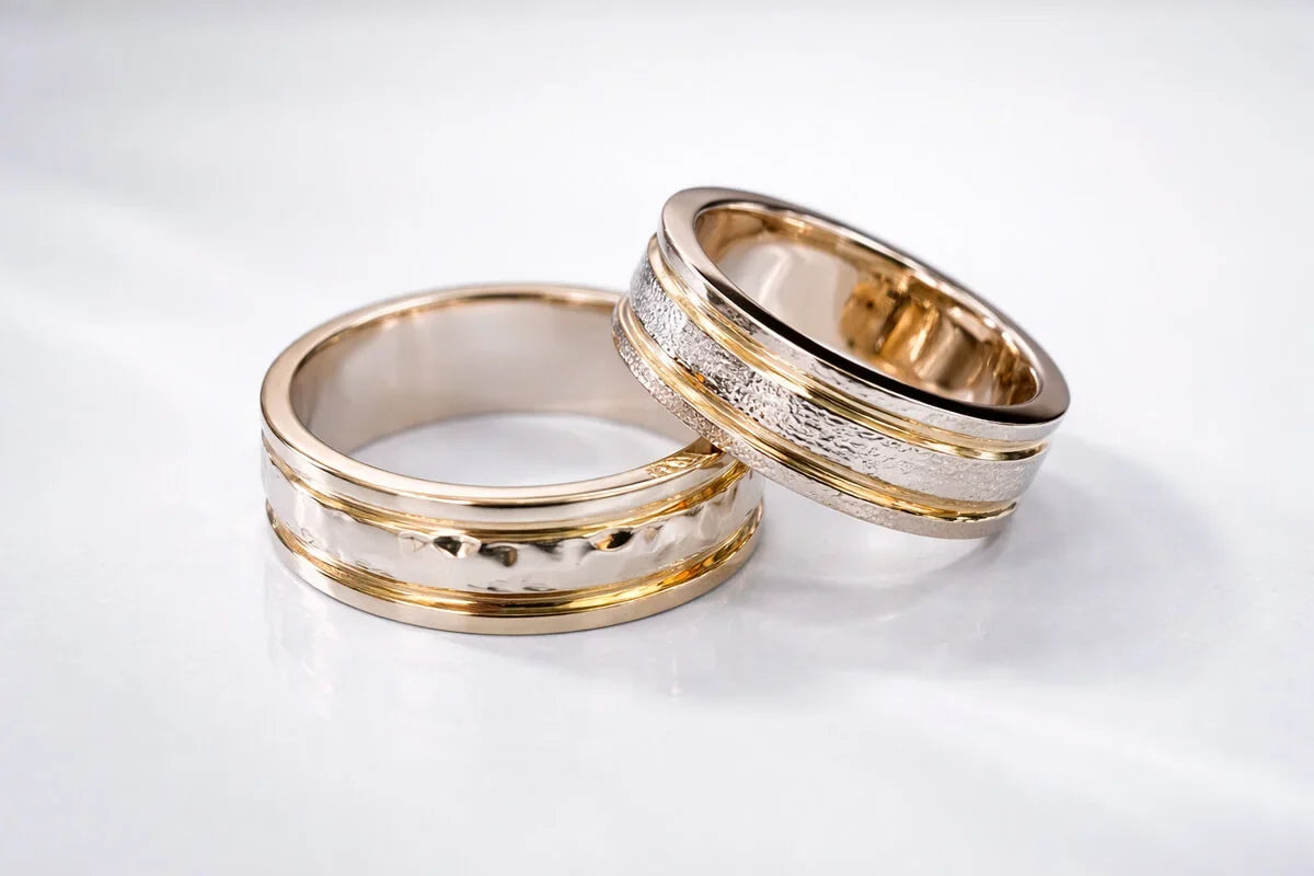 To vielsesringe i hvidguld og gult guld med hamrede bånd og blanke kanter