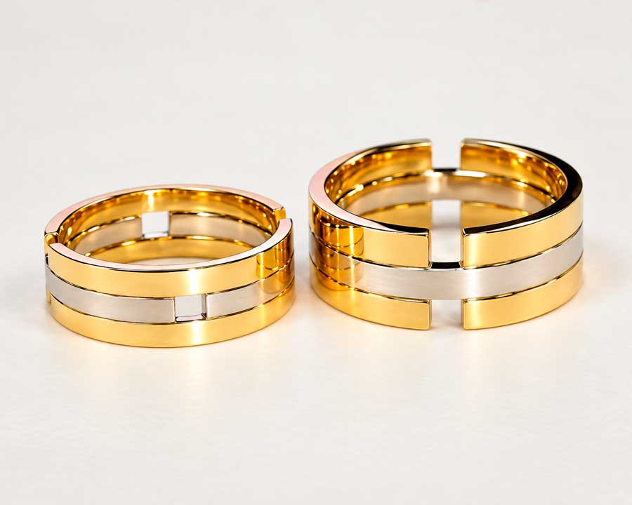 Brede vielsesringe i gult guld og hvidguld med tre blanke bånd og lodrette forbindelser