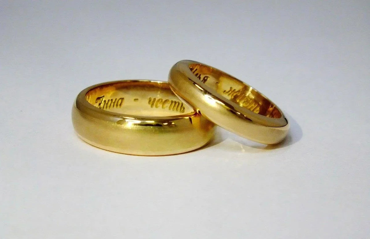 Klassiske vielsesringe i gult guld med mat midterflade, blanke kanter og indvendig gravering