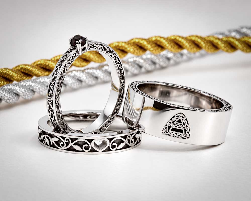 Ringsæt i hvidguld med sort rhodium: forlovelsesring med sort diamant, hendes vielsesring med hjerte og hans ring med bogstavet A