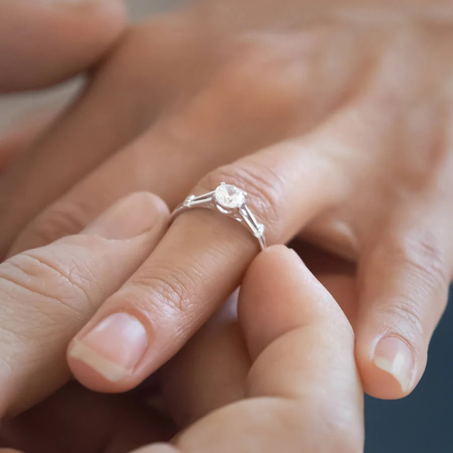 Forlovelsesring i 18 kt hvidguld med naturlig diamant, sættes på fingeren under et frieri