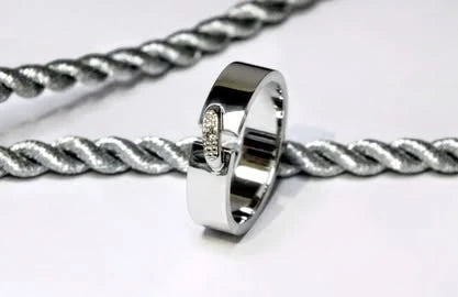 Ring med lys sten mellem blanke flader