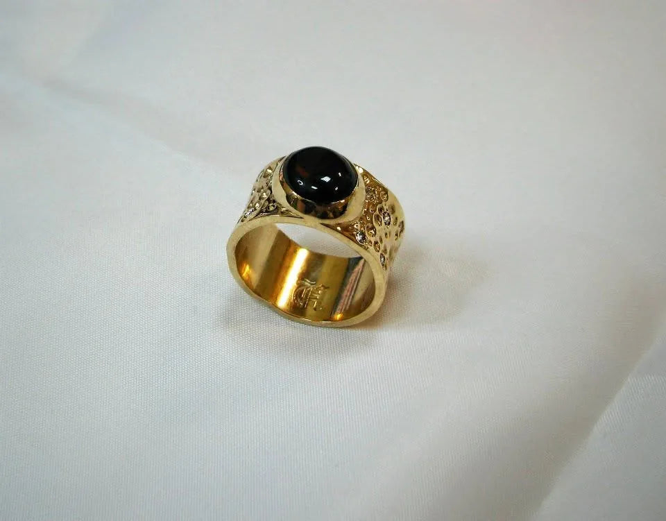 Bred ring med mørk sten