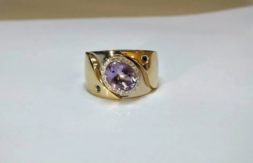 Bred ring med oval lilla sten
