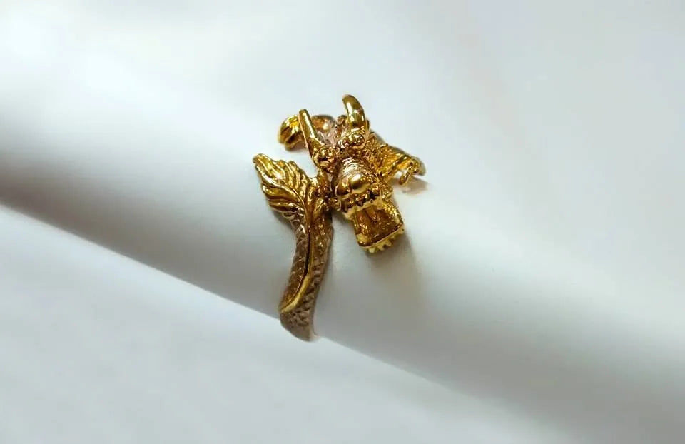 Ring med et vinget figurmotiv