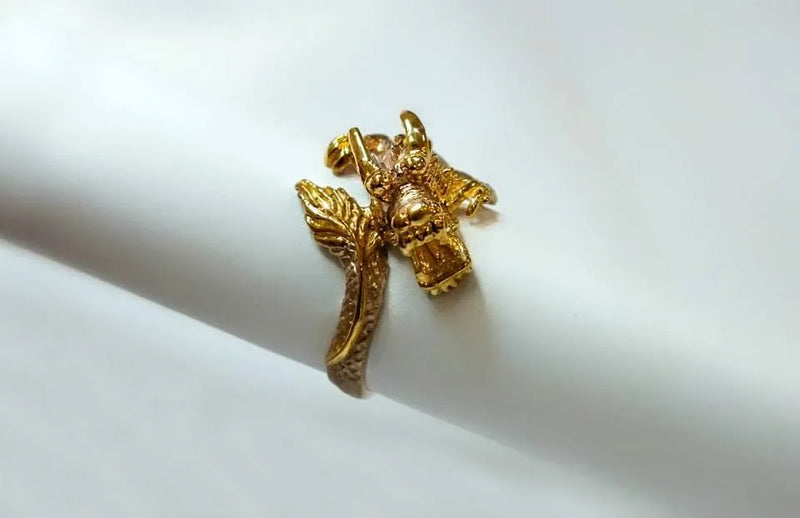 Ring med et vinget figurmotiv