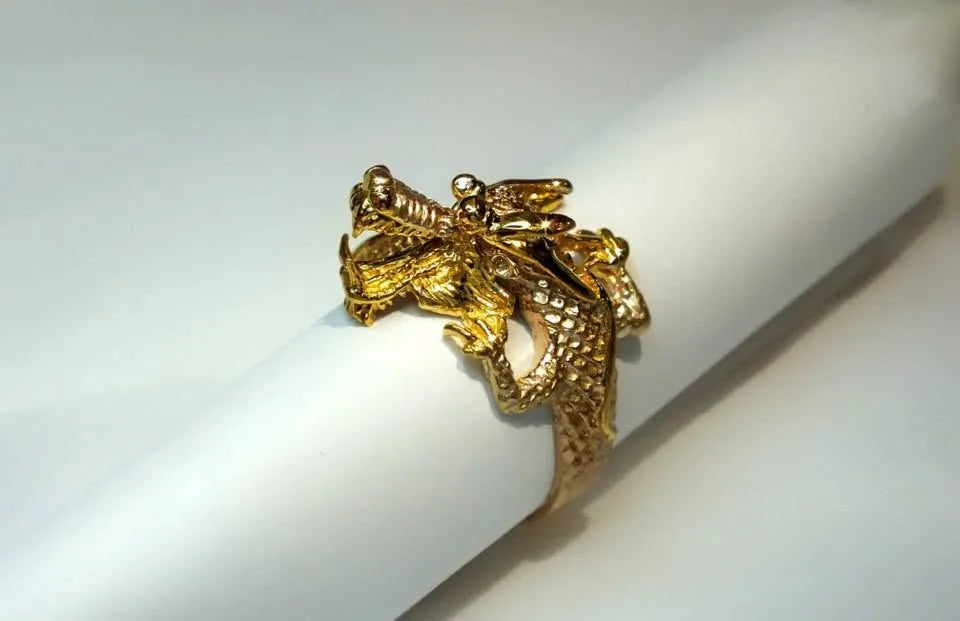 Ring med et vinget figurmotiv — en anden vinkel