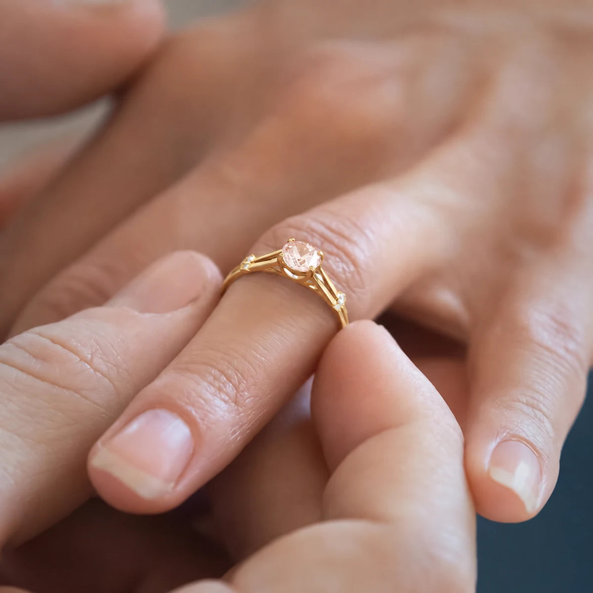 Forlovelsesring i 18 kt gult guld med morganit, sættes på fingeren under et frieri