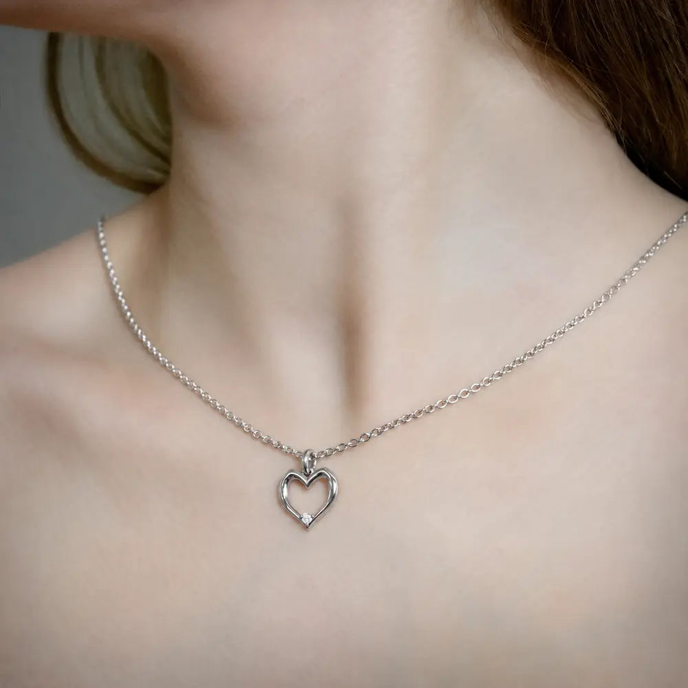 Hjertevedhæng i sølv (925 sterlingsølv) med naturlig diamant, båret på halsen