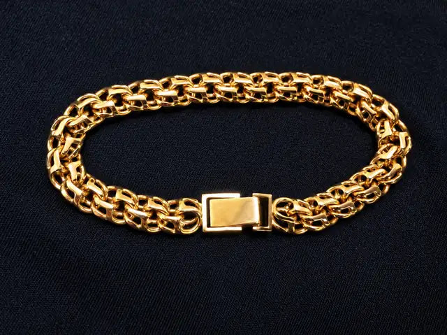 Armbånd med tætte flettede led på mørkt stof