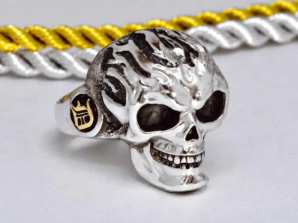 Ring i hvidguld med kranium, flammer og initialer