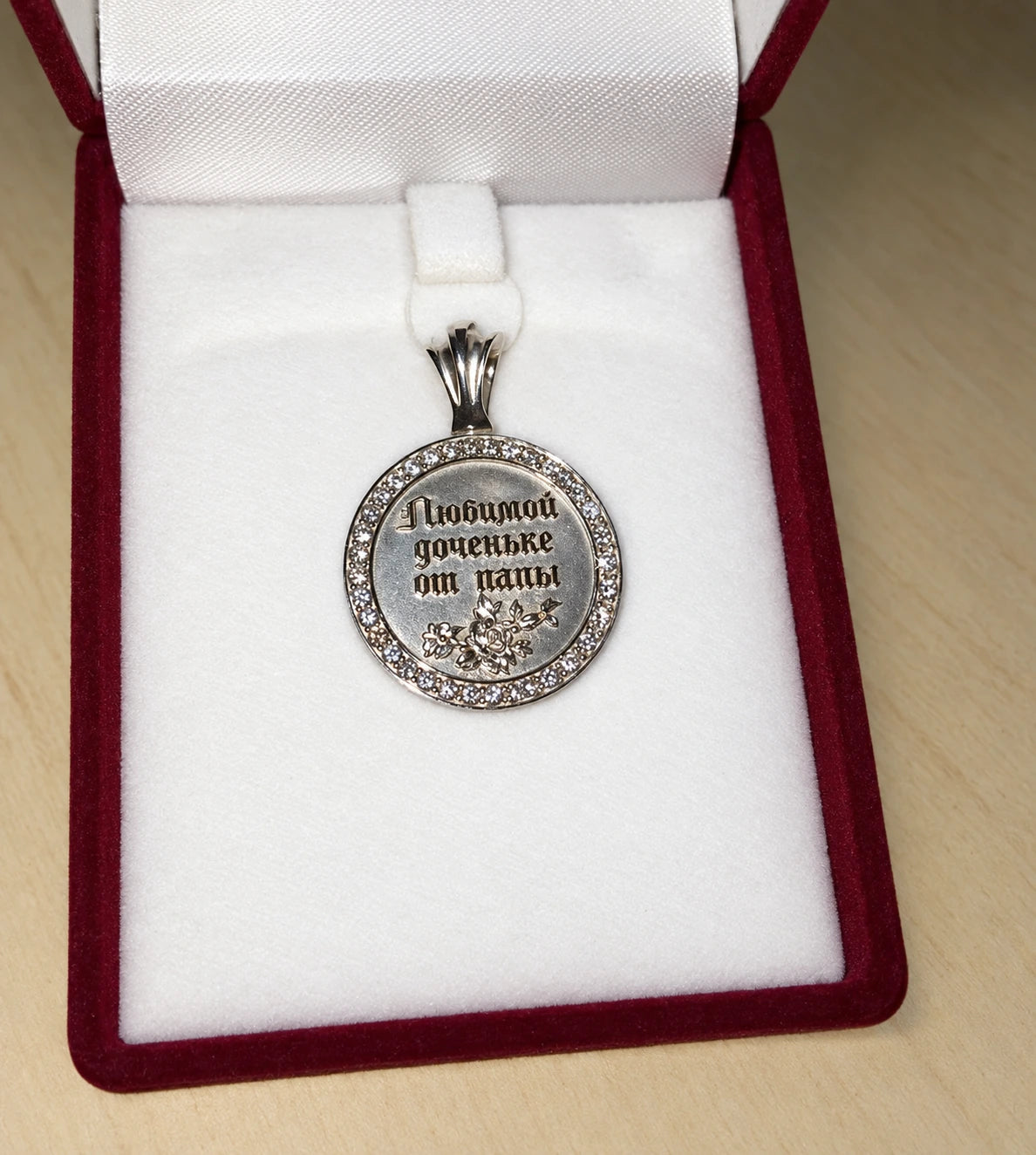 Rund medaljon med tekst og symbol