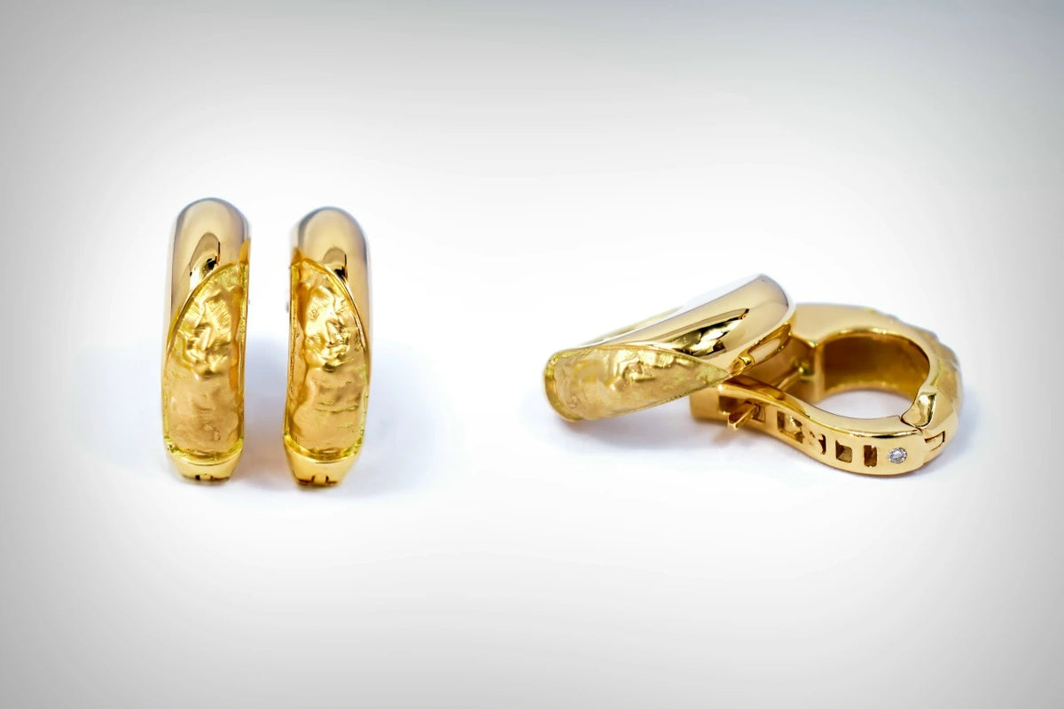 Øreringe fremstillet af kundens eget guld, par og sidevinkel