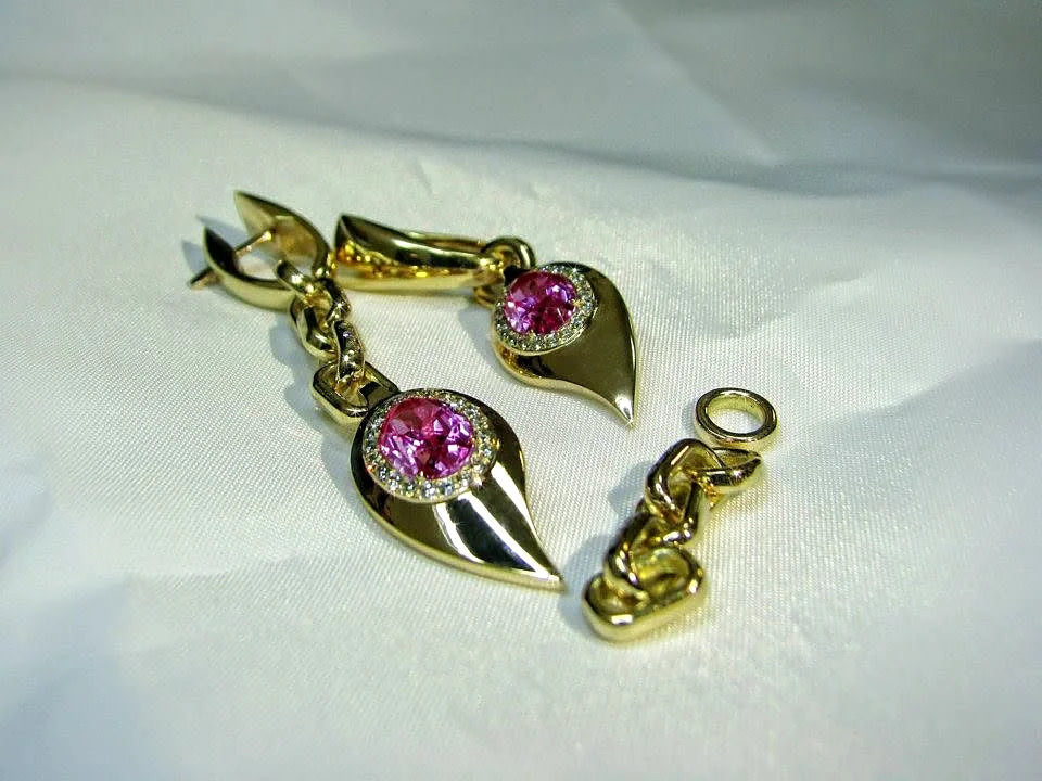 Øreringe med rosa detaljer