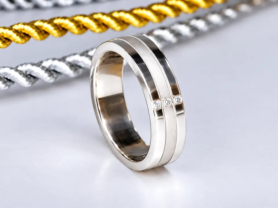 Ring i hvidguld med diamanter og mat midterfelt