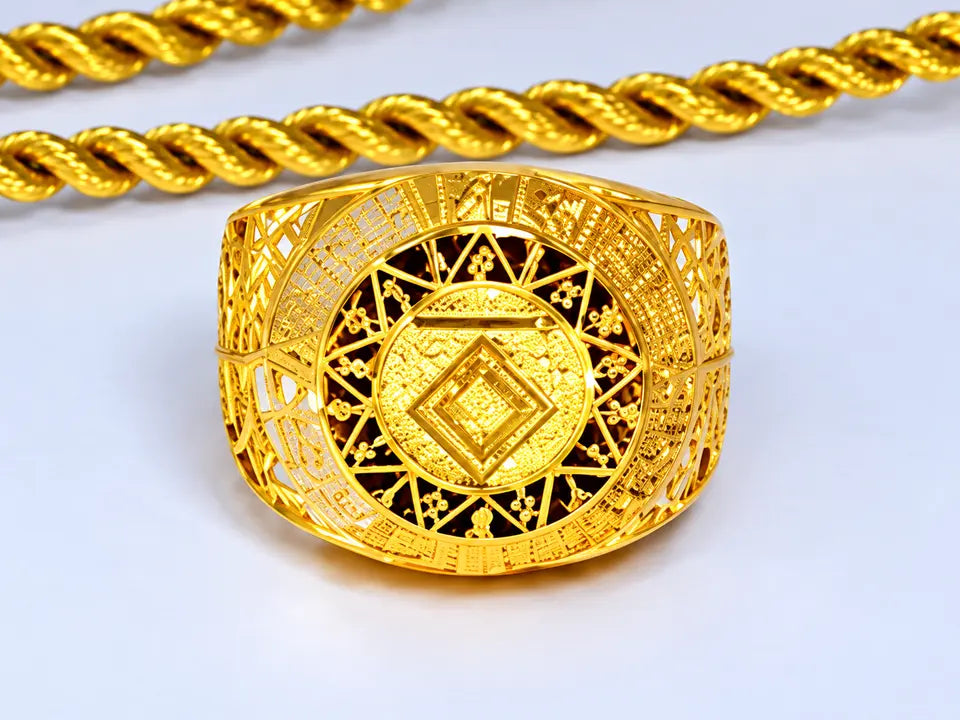 Ring med runer og skjulte symboler