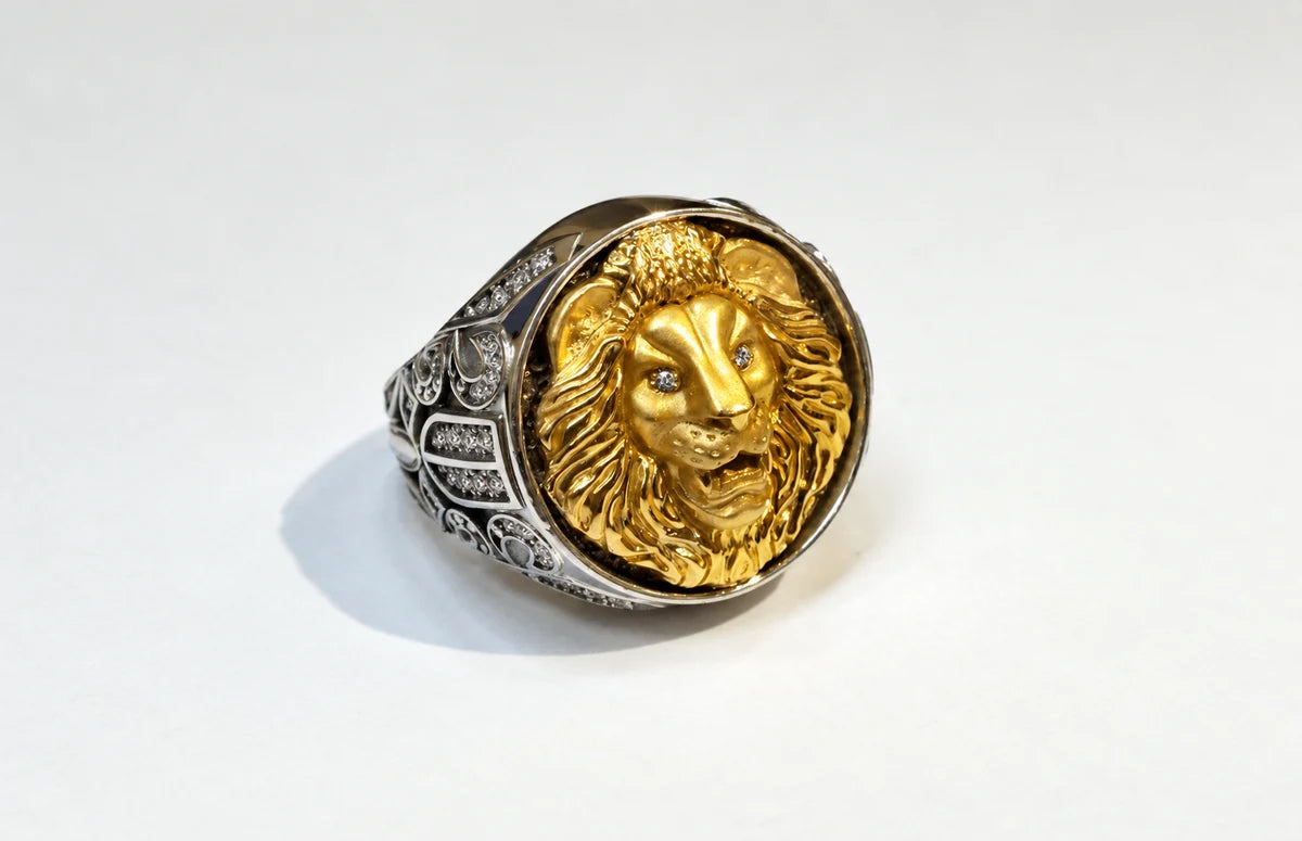 Stor løvering i hvidguld og gult guld med diamanter i øjnene