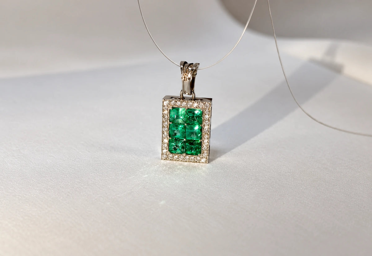 Forsiden af rektangulært vedhæng med smaragder og diamanter