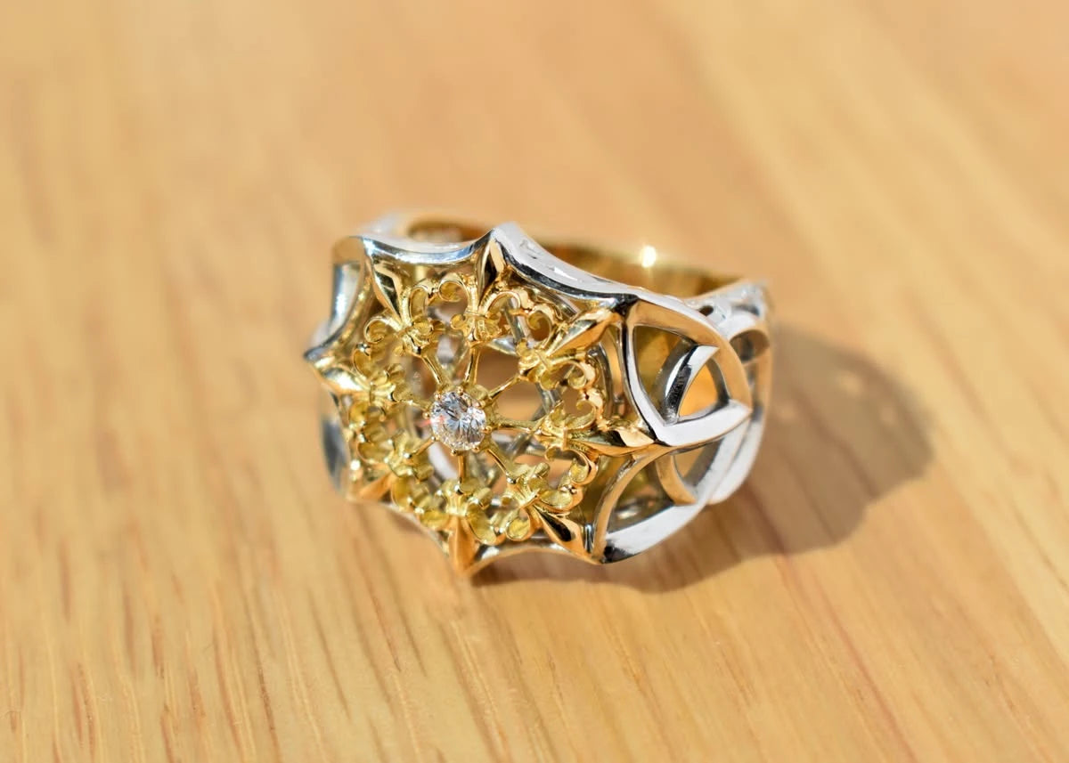 Vidi. Audi. Tace-ring i 18 karat guld og hvidguld med filigran og diamant