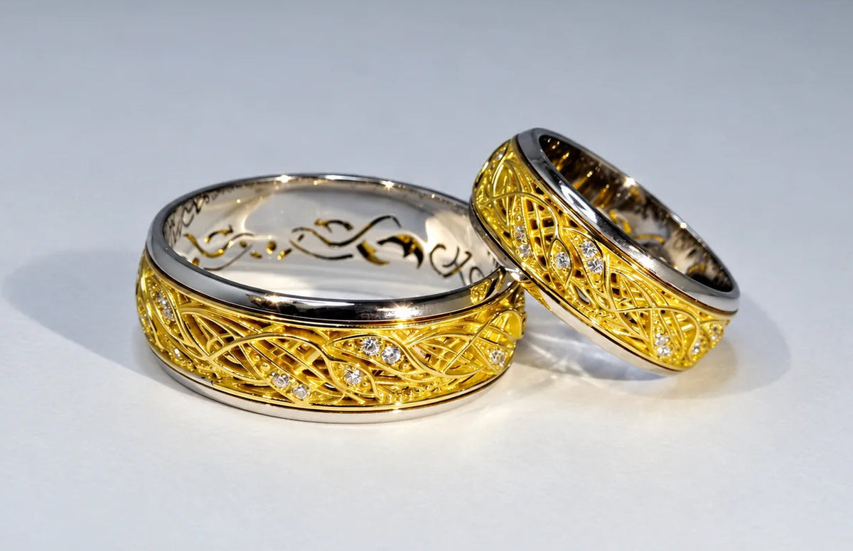 Brede vielsesringe i hvidguld og gult guld med diamanter, individuelt ornament og gennembrudt mønster på indersiden