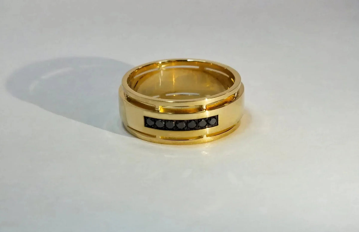 To vielsesringe i gult guld med fine riller og sorte diamanter i den forreste ring