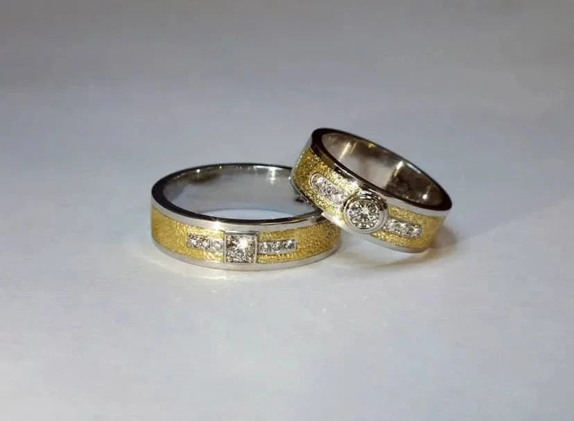 Vielsesringe i hvidguld og gult guld, hver bygget af tre dele, med diamanter