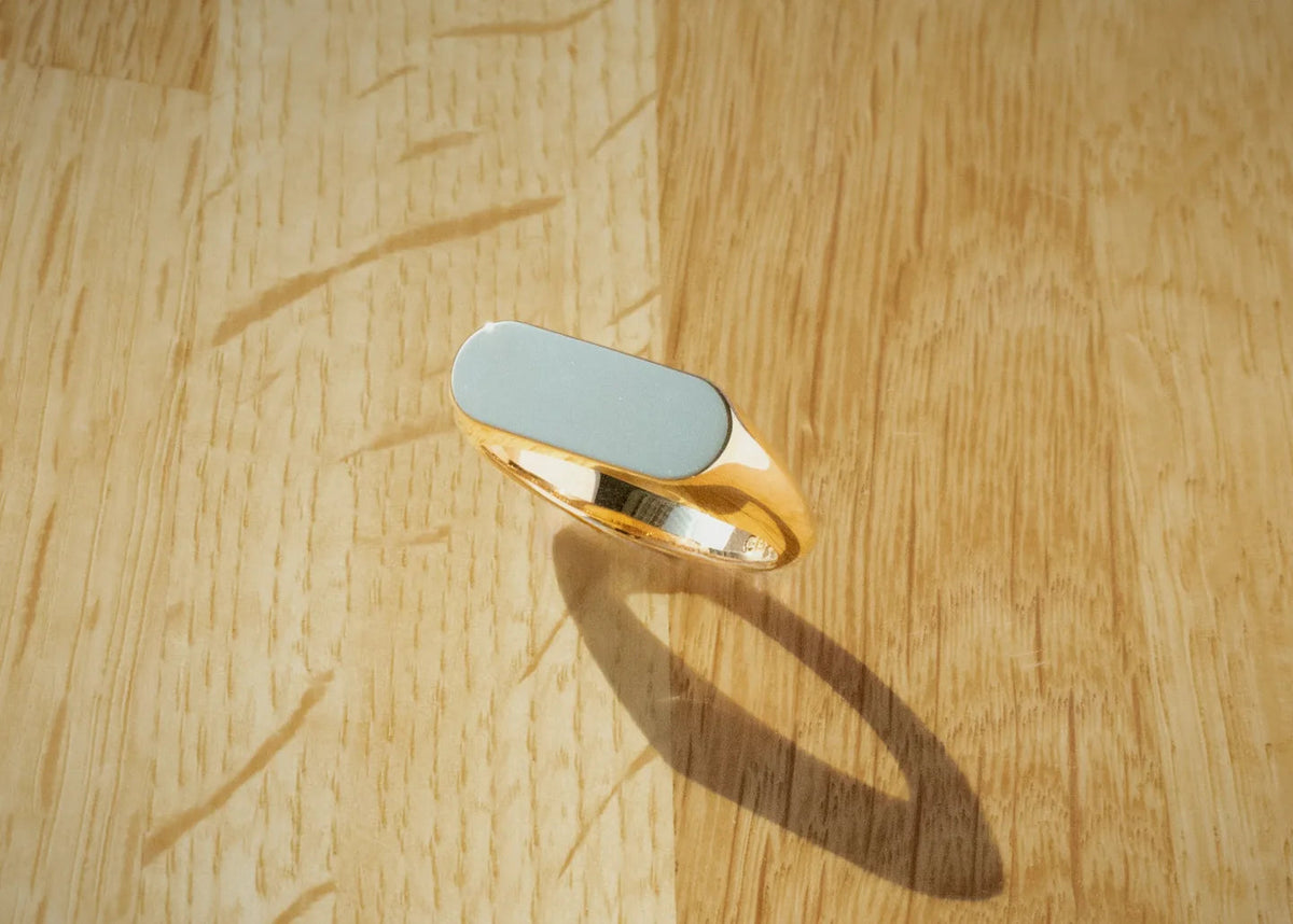 Signetring i gult guld med bred glat top og personlige detaljer indvendigt