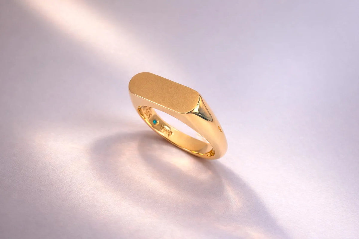 Signetring i gult guld med blød form og personlige detaljer indvendigt