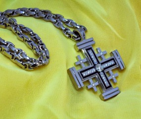 Pilgrims kors og en kæde. Hvidguld, diamanter