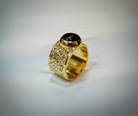 "Moon ring" med diamanter og en opal. Gul 18 Kt guld